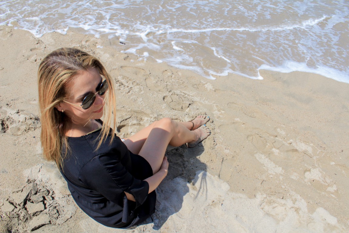 Imagen de Marilu sentada en la playa